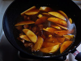 13、红烧芋头,加入没过菜的水量，大火烧开，转中小火慢炖十五分钟。