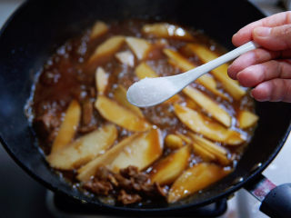 14、红烧芋头,加盐调味。