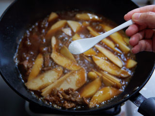 15、红烧芋头,加味精提鲜。