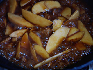 16、红烧芋头,大火收汁，收到汤汁可以挂在芋头块上即可关火，出锅。