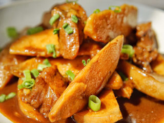 17、红烧芋头,上桌后撒一点香葱叶碎，增加香葱的香味儿，芋头入口绵糯鲜甜，猪颈肉鲜嫩不柴，盘底儿的汤汁用来拌饭，好吃的不得了????????????。