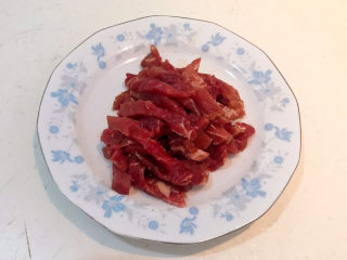 2、牛肉丝炒芹菜,把牛肉切成丝