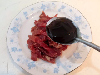 3、牛肉丝炒芹菜,加入蚝油