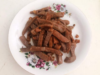 15、牛肉丝炒芹菜,把炒好的牛肉盛出来备用