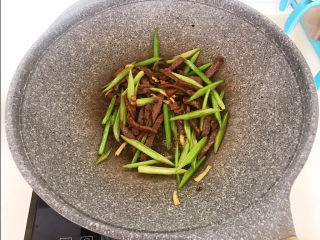 19、牛肉丝炒芹菜,翻炒均匀