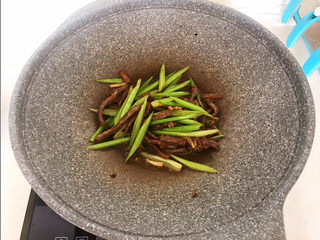 21、牛肉丝炒芹菜,翻炒均匀即可，牛肉丝炒芹菜做好了~