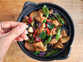 19、干锅肥肠,出锅后撒香菜碎和白芝麻提香。