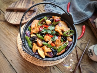 21、干锅肥肠,每一截肥肠里都浸透了香辣的汤汁，吃进口中是绕着香味的辣，吃到嘴里却是伴着肥肠水润的辣，偶尔夹上一两块洋葱木耳清口。就是这个味！不要太下饭喽！