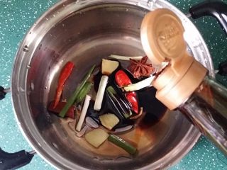 5、香辣鸭胗,滴入少许老抽