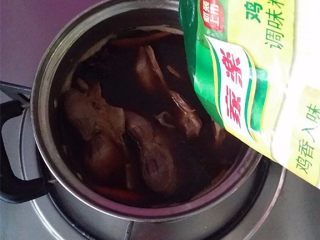 10、香辣鸭胗,撒少许鸡精关火，加盖闷会儿