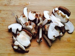 3、芦笋炒蘑菇,切片