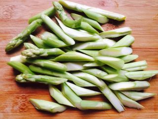 5、芦笋炒蘑菇,芦笋去掉老根清洗干净滚刀斜切