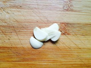 7、芦笋炒蘑菇,蒜头去皮切片