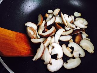 10、芦笋炒蘑菇,大火翻炒片刻