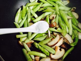 12、芦笋炒蘑菇,翻炒均匀加入1小茶匙盐