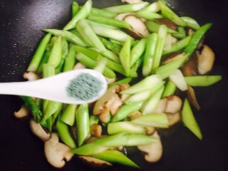 14、芦笋炒蘑菇,加入蔬之鲜