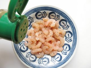 4、芦笋炒虾仁,再撒点黑椒颗粒调味