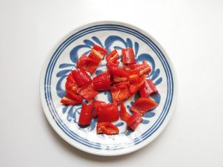 6、芦笋炒虾仁,红椒去籽切成方块