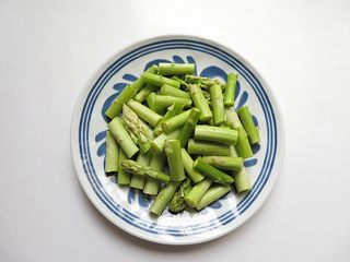 7、芦笋炒虾仁,芦笋切成小段