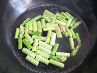 8、芦笋炒虾仁,锅内烧开水，将芦笋焯烫一下捞出