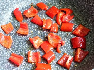 10、芦笋炒虾仁,红椒入锅煸炒一下