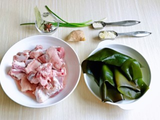 1、海带炖排骨,准备食材。