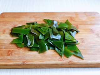 2、海带炖排骨,海带切小块，我买的是盐渍海带，提前把盐洗干净，之后泡了大约40分钟。