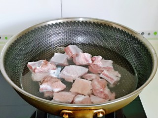 4、海带炖排骨,锅中加入纯净水，肋排冷水下锅焯水，大火烧开后煮2分钟。