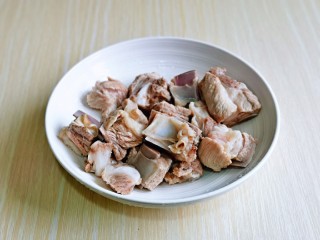 5、海带炖排骨,捞出用冷水反复冲洗，将排骨上的杂质冲洗干净，装盘备用。