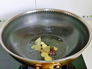 6、海带炖排骨,起油锅，加入香料煸炒。