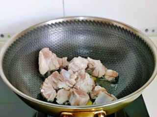 7、海带炖排骨,再加入焯水的排骨煸炒。