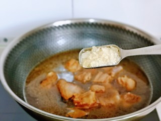 11、海带炖排骨,再加入冰糖，冰糖可多可少，根据个人口味来。