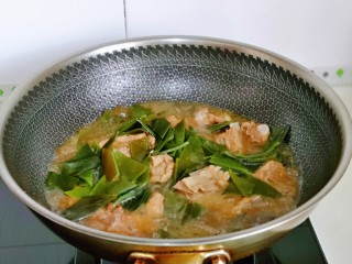 13、海带炖排骨,炖了约35分钟，排骨的口感可以了，加入海带，再炖15分钟。