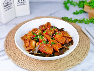 16、海带炖排骨,盛出装盘，撒上熟白芝麻，葱花，红辣椒。