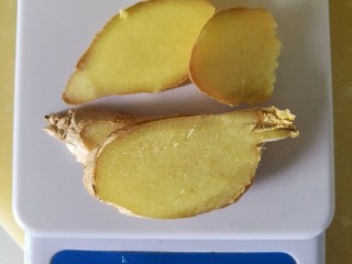 3、夏季茶饮，红枣姜茶之加减,生姜切片，不要去皮哦，姜肉温姜皮凉，完整的姜正是一个寒热平衡，避免上火，身体寒湿重的人，可以去姜皮