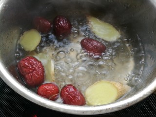 5、夏季茶饮，红枣姜茶之加减,大火烧开后转小火，熬制半小时以上，经过熬煮的姜茶喝了不易上火。