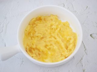 2、香蕉牛奶烤燕麦,取一根香蕉放入可以进烤箱烤的容器中，压成泥