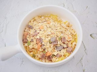 3、香蕉牛奶烤燕麦,加入水果即食燕麦片