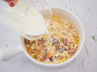 4、香蕉牛奶烤燕麦,加入纯牛奶搅拌均匀备用