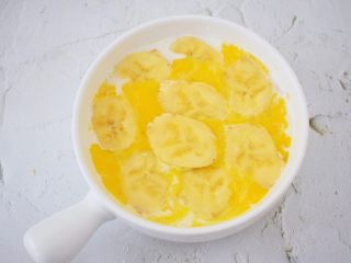 7、香蕉牛奶烤燕麦,再铺上香蕉片