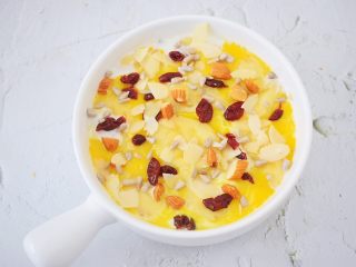 8、香蕉牛奶烤燕麦,表面再撒上瓜子仁、杏仁片、杏仁、蔓越莓