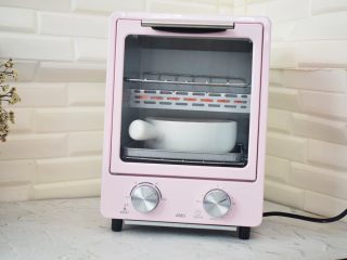 9、香蕉牛奶烤燕麦,放入预热好的烤箱，上下火200度，烤15分钟