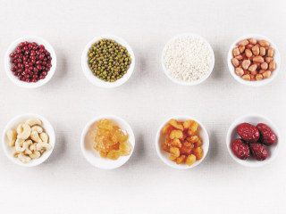 1、滋润益气养血的杂粮粥-带带,准备好食材，用电饭煲或者电压力锅制作比较好，这个量大概够3-4人食用