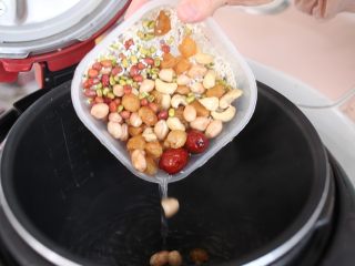 3、滋润益气养血的杂粮粥-带带,除黄冰糖以外的所有材料洗净备用；