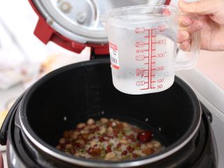 4、滋润益气养血的杂粮粥-带带,将所有的材料一起放入高压锅中