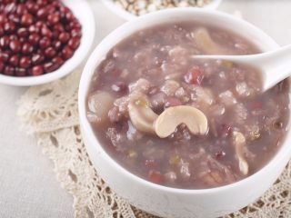 7、滋润益气养血的杂粮粥-带带,煮好后放入冰糖调味