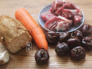 1、马蹄粉葛胡萝卜汤,准备好材料。