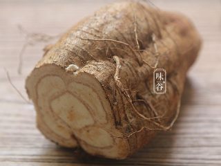 2、马蹄粉葛胡萝卜汤,粉葛又称为野葛、鹿霍、黄斤、鸡齐根、干葛、甘葛、黄葛根、葛根。