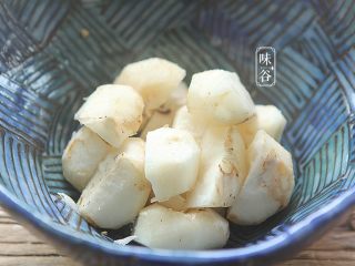 4、马蹄粉葛胡萝卜汤,马蹄去皮切块;