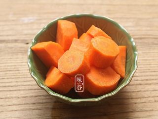 5、马蹄粉葛胡萝卜汤,胡萝卜去皮切块;